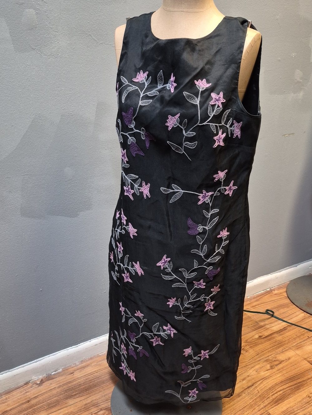 Harold's Black Sleeveless Floral Embroidered Dress 100% Silk Size 8